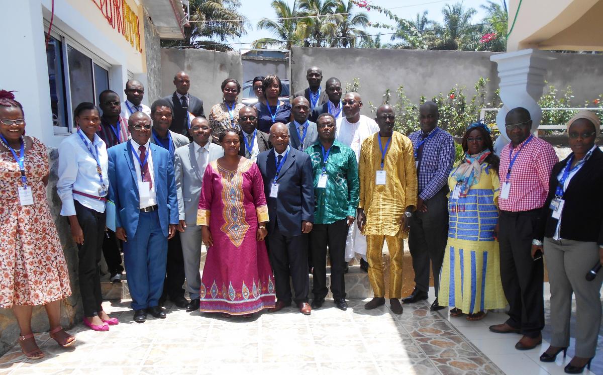 Participants assis dans un cadre de recherche et de formation.